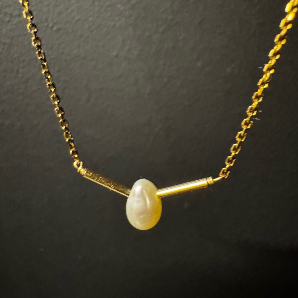 Delicate Gold-Plated Silver Chain with Pearl on Chevron
